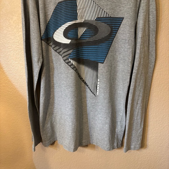 Oakley Tee Medium Gray Long Sleeve Blue White Geometric Logo Graphic Regular Fit - Picture 4 of 11